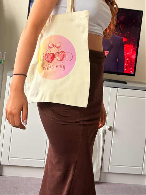 Cotten white tote bag with a good vibe design